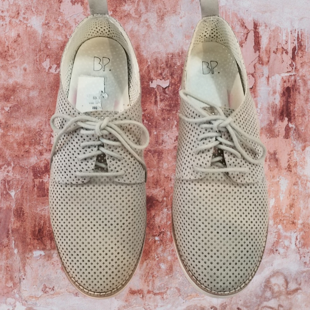 Vintage style leather lace-up shoes